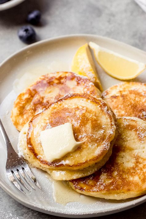 Extra fluffy and perfectly sweetened, these lemon ricotta pancakes are what weekends are made of! #lemonricottapancakes #ricottapancakes #pancakes #ricottarecipes Weekend Breakfast Ideas Sunday Morning, Fluffy Lemon Ricotta Pancakes, Honey Pancakes, Fruit Pancakes, Lemon Ricotta Pancakes, Ricotta Pancakes, Lemon Ricotta, Lemon Flavor, Men's Health