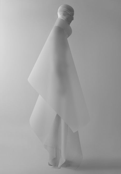 Art Macabre, Mode Costume, Futuristic Fashion, Foto Inspiration, Issey Miyake, Mode Inspiration, White Fashion, White Photography, Costume Design