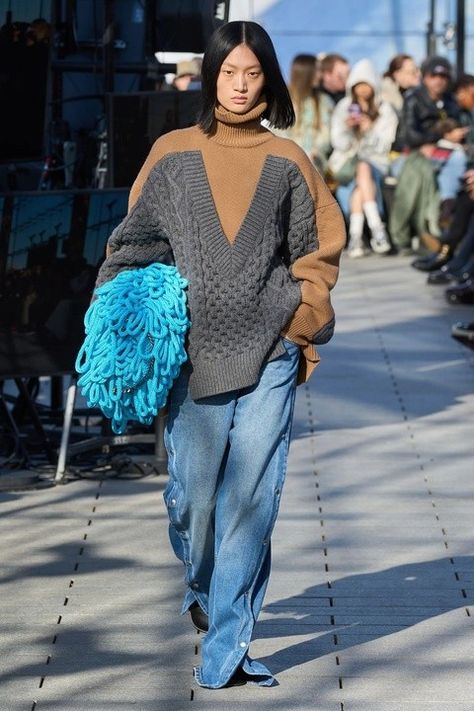 Trendy Fall Fashion, Knitwear Trends, Fashion Trend Forecast, 2025 Fashion, Fashion Trends Winter, Knitwear Fashion, Winter Mode, Vogue Runway, Knit Fashion