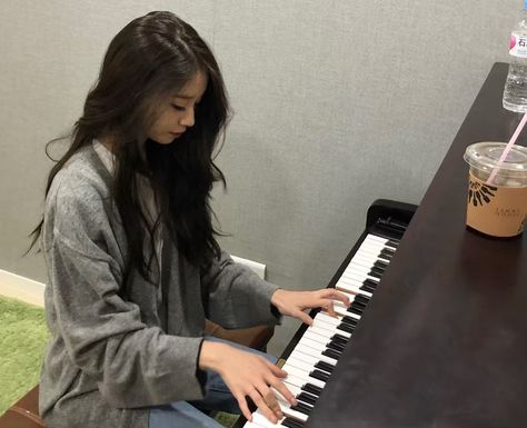 Image may contain: 1 person, indoor Piano Girl, Park Jiyeon, T Ara Jiyeon, Musician Photography, Piano Art, Baby Dino, Body Reference Poses, Playing Piano, Korean Aesthetic