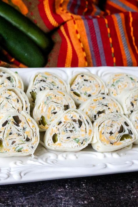 Mexican Pinwheels Mexican Pinwheels, Easy Cheese Dip, Pin Wheels, Blue Ribbon Recipes, Homemade Cheese Sauce, No Cook Appetizers, Super Snacks, Just A Pinch Recipes, Easy Cheese