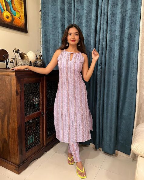 Anushka Sen in Beautiful Outfit Images Collection - Anushka Sen Suit Photos Sleeveless Kurti Designs, Latest Kurti Designs Pattern, Outfit Images, Summer Fashion Dresses Casual, डिजाइनर कपड़े, Stylish Kurtis Design, Trendy Outfits Indian, Anushka Sen, Simple Kurta Designs