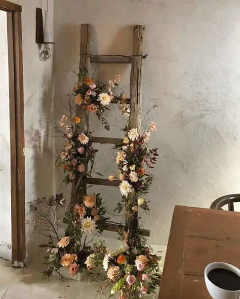 Dried Floral Display, Easter Ideas For Church, Ladder With Flowers, Food Easter, Recipes Easter, Easter Wood Crafts, Barn Wedding Decorations, Barn Decor, Decor Trends