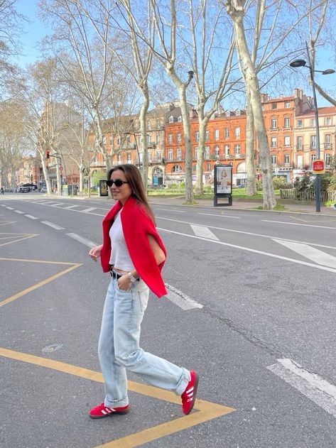 Gazelle Red Adidas Outfit, Red Addidas Outfits Girl, Red Spezial Adidas Outfit, Gazelle Red Outfit, Adidas Gazelle Red Outfit, Red Spezial Adidas, Red Samba Outfit, Zapatillas Rojas Outfit, Outfit With Red Sneakers