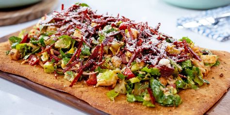 Pizza Salad Recipe Katie Lee Biegel, Eating Green, Pizza Salad, Thin Crust Pizza, Salmon Salad, Pan Recipes, Stuffed Banana Peppers, How To Make Pizza, Food Shows