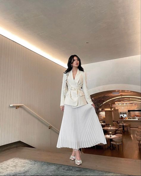 Blazer, pleated maxi skirt, classy style, elegant outfit, cream outfit, outfit idea, kdrama style, pearl heels, bow shoes Outfits Con Blazer Elegante, Blazer Elegant Outfits, Suits With Skirts For Women, White Ootd Classy, Dress Suits For Women Classy, Ootd Classy Elegant, Dress With White Blazer, Classy Business Outfits For Women, Blazer Outfit Ideas For Women