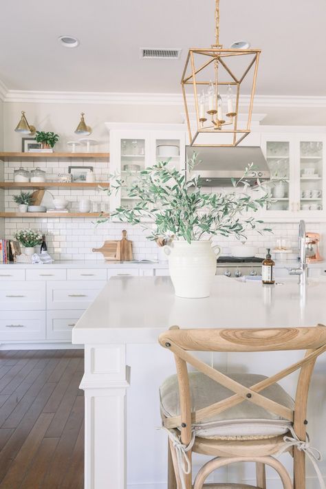 Decor Shabby Chic, Farmhouse Kitchen Design, Bright Kitchens, Classic Kitchen, White Kitchen Design, Modern Farmhouse Kitchens, White Cabinets, Küchen Design, Kitchen Style