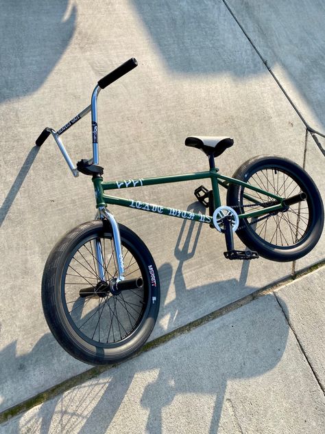 Cult, merritt,bsd bandon begin frame Bmx Aesthetic, Gt Bmx, Vintage Jeans Mens, Bmx Street, Bike Hacks, Stunt Bike, Ronaldo Videos, Bmx Bicycle, Bmx Freestyle