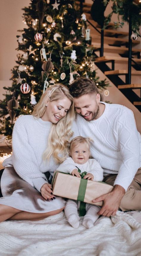 Christmas Family Posing Ideas, Christmas Family Portraits Studio, Family Christmas Photos Indoor, I’m Home Christmas Photos, Photoshoot Christmas Family, Family Christmas Photography, Studio Holiday Family Photos, White Christmas Family Photoshoot, Xmas Photoshoot Ideas Family Portraits