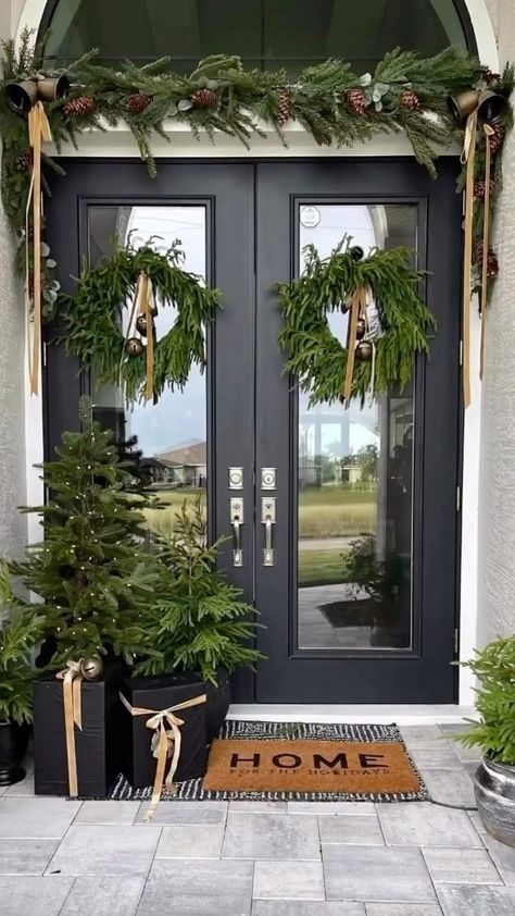 Porch Christmas Tree, Evergreen Wreaths, Christmas Entry, Front Door Christmas Decorations, Garden Works, Christmas Planters, Outdoor Christmas Tree, Christmas Decor Inspiration, Christmas Front Doors