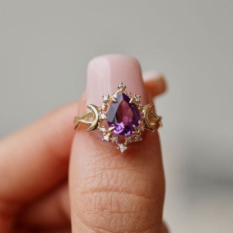 Purple And Gold Wedding Rings, Engagement Rings Celestial, Gold Amethyst Engagement Ring, Gold And Amethyst Ring, Purple And Gold Engagement Ring, Unique Purple Engagement Rings, Engagement Rings Purple Stone, Crescent Moon Engagement Ring, Rings Engagement Purple