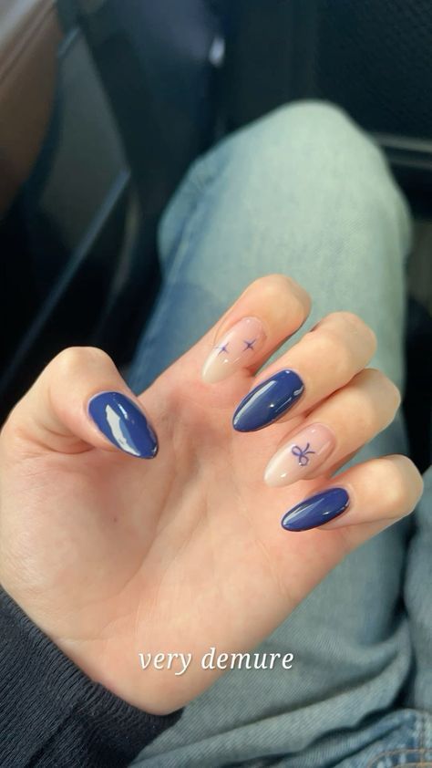 Plan Almond Nails, December Nails Navy Blue, Cute Winter Nail Designs Simple, Cute Star Nails Short, Winter Nail Inspo Short Almond, Short Navy Nail Designs, Winter Simple Nail Designs, Dark Blue Stars Nails, Navy Inspired Nails