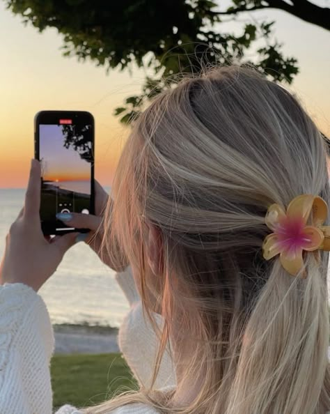 Hawaii Hair, Produk Apple, Clip Hairstyles, Strong Hair, Summer Photos, Flower Hair Clips, Hair Claws & Clips, Insta Photo, Hair Accessories For Women