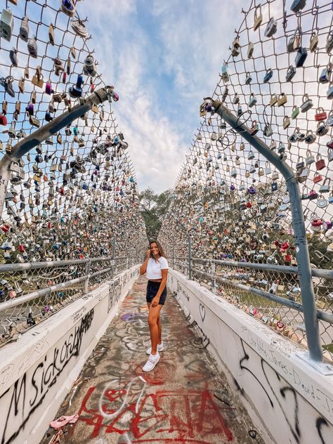 Love Lock Bridge Houston, Houston Photoshoot Locations, Houston Photoshoot, Downtown Houston Texas, Love Lock Bridge, Houston Travel, Explore Houston, Things To Do In Houston, Vacation 2024