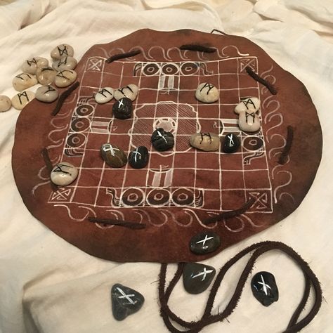 Leather Tafl Game. A Viking game perfect for renaissance fairs, reenactment, or LARP. Larp Camp Ideas, Decorating Crutches Ideas, Ren Faire Trinket Trading, Ren Faire Trinkets, Trinket Trading, Map Art Illustration, Larp Diy, Antler Projects, Larp Ideas