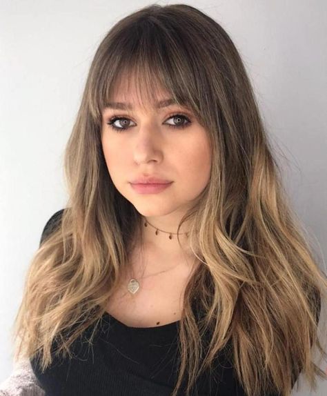 The Best Bangs for Your Face Shape in 2019 – The Right Hairstyles #BangsHairstyle Oval Face Bangs, Best Bangs, Textured Bangs, Bangs For Round Face, Face Shape Hairstyles, Round Face Shape, Round Face Haircuts, How To Style Bangs, Celebrity Hair Stylist