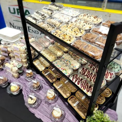 Mini Cake Display, Baked Goods Market Set Up, Holiday Market Booth Display, Vendor Booth Display Ideas Baked Goods, Bakery Vendor Booth, Bakery Pop Up Shop Display, Bake Sale Displays Table, Farmers Market Display Baked Goods, Farmers Market Bakery Display