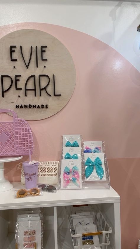 How To Display Bows At Craft Fair, Hair Bow Vendor Display, Bow Display Craft Show, Hair Bow Display, Bow Display, Business Aesthetic, Vendor Displays, Vendor Booth, Accessories Boutique