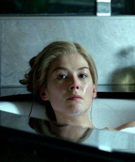 gone girl amy dunne Amy Dunne, Female Movie Characters, Lady Suits, Ulterior Motives, Photo Star, Mazzy Star, Seductive Women, German Expressionism, I Love Cinema