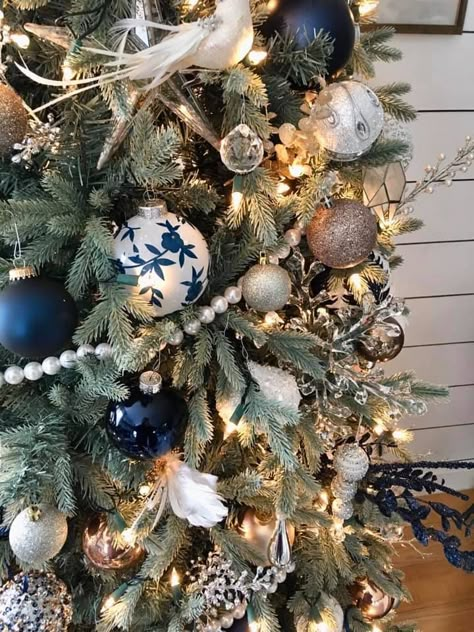 Navy Gold Green Christmas Tree, Blue Boho Christmas Tree, Navy And Gold Christmas Tree, Navy Christmas Tree, Simple Christmas Tree Decorations, Boho Christmas Tree, Christmas Tree Inspo, Blue Champagne, Christmas Tree Decorating Themes