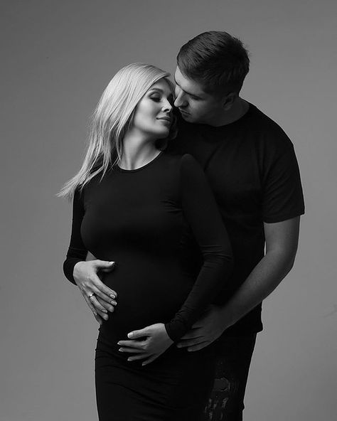 Instagram Maternity Shoot Outfit, Studio Maternity Shoot, Pregnancy Portraits, Maternity Studio Photoshoot, Studio Maternity Photos, Maternity Photography Poses Outdoors, Maternity Photography Poses Couple, Beauty Portraits, Family Photoshoot Poses