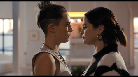 cara delevingne and selena gomez in only murders in the building Cara Delevingne Kiss, Selena Gomez Kiss, Cara Delevingne Hair, Mysterious Art, Make Out Session, Only Murders In The Building, Martin Short, Steve Martin, Love Scenes