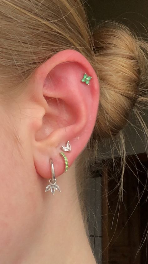 Ear Piercing For Women, Cool Ear Piercings, Pretty Ear Piercings, Cool Piercings, Cute Ear Piercings, Ear Style, Cute Piercings, Green And Silver, Dope Jewelry