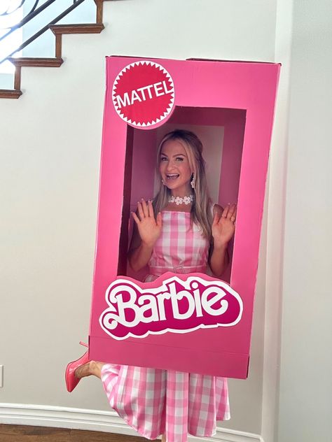 Barbie Photobooth, Barbie Box Costume, Boxing Halloween Costume, Life Size Barbie, Barbie E Ken, Barbie Halloween Costume, Box Costumes, Barbie Box, Barbie Halloween