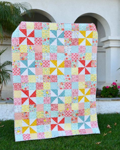 Pinwheels & Patches Quilt Tutorial Simple Quilting, Pinwheel Quilt Pattern, Pinwheel Quilt Block, Creeper Minecraft, Quilting Blocks, Scrappy Quilt Patterns, Quilt Square Patterns, Baby Quilt Patterns, Scrap Quilt Patterns