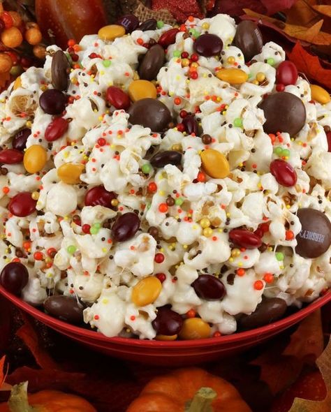 Fun Fall Food, Harvest Popcorn, Fall Food Ideas, Fall Movie Night, Sweet And Salty Popcorn, Thanksgiving Dessert Ideas, Popcorn Dessert, Thanksgiving Party Food, Popcorn Sweet