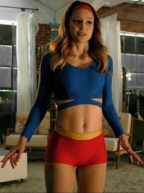 Kara: "The SJWs will NEVER allow this canon-accurate outfit, but...DON'T I LOOK AS SEXY AS HELL?!" ❤❤❤❤❤ Supergirl Outfit, Celebrity Abs, Melisa Benoist, Melissa Benoit, Mellisa Benoist, Pretty Body, Supergirl Cosplay, Melissa Supergirl, Supergirl Tv