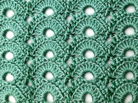 This crochet stitch tutorial shows how to make the aligned arches stitch. The tutorial includes photo instructions and a video tutorial. Trinity Stitch, Cluster Stitch, Crochet Star Stitch, Round Tapestry, Crochet Stitch Tutorial, Basketweave Stitch, Back Post Double Crochet, Front Post Double Crochet, Easy Crochet Blanket