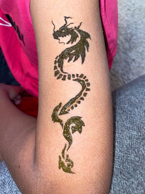 Henna Designs Dragon, Dragon Henna Tattoo, Mehndi Designs Tattoo, Dragon Henna, Cool Henna Tattoos, Cool Henna, Small Henna Tattoos, Cute Henna Tattoos, Henna Style Tattoos