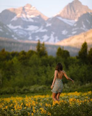 Mountain Photoshoot Ideas, Mountain Photo Ideas, Mountain Portraits, Mountain Portrait, Mountain Photoshoot, Mountain Aesthetic, Mountains Aesthetic, Travel Pose, Senior Pictures Sports