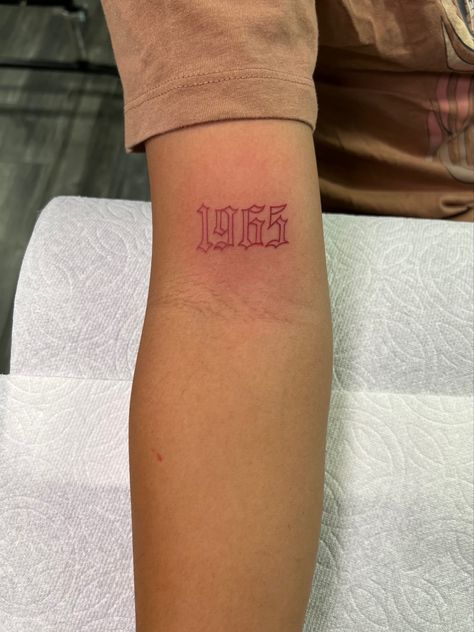 Red ink, parent birth year on inner arm. Birth Year Tattoo, Above Elbow Tattoo, Birthdate Tattoo, Font Tato, Year Tattoo, Back Of Arm Tattoo, Elbow Tattoo, Date Tattoos, Back Of Neck Tattoo