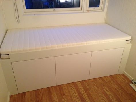 Materials: Applåd faktum top cabinet for fridge and mdf Ikea Storage Bed Hack, Ikea Storage Bed, Diy Seng, Cama Closet, Ikea Bed Frames, Hackers Ikea, Ikea Hack Storage, Billy Ikea, Diy Storage Bed