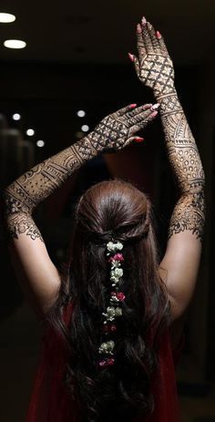 Mendhi Poses Bride, Bridal Mahendi Pose, Mehandhi Bride Poses, Mendhi Photo Pose, Bridal Mehndi Photoshoot Poses, Bridal Mehndi Photography Poses, Mehendi Shoot Wedding Photography, Dhoti Saree Photoshoot Poses, Mehandi Pics Bride