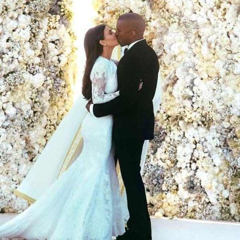 Givenchy Wedding Dress, Kanye West Wedding, Most Expensive Wedding Dress, Kim Kardashian Wedding, Kardashian Wedding, Expensive Wedding Dress, Interracial Marriage, Iconic Weddings, Celebrity Wedding Dresses