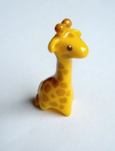 A little tutorial to sculpt a tiny, sweet giraffe : ) It's a quite simple project, but I had great fun while making it.. hope you'll like ... Clay Giraffe, Fimo Animals, Kawaii Giraffe, Fimo Kawaii, Inside Joke, Clay Things, ดินปั้น Polymer Clay, Clay Stuff, Polymer Clay Diy