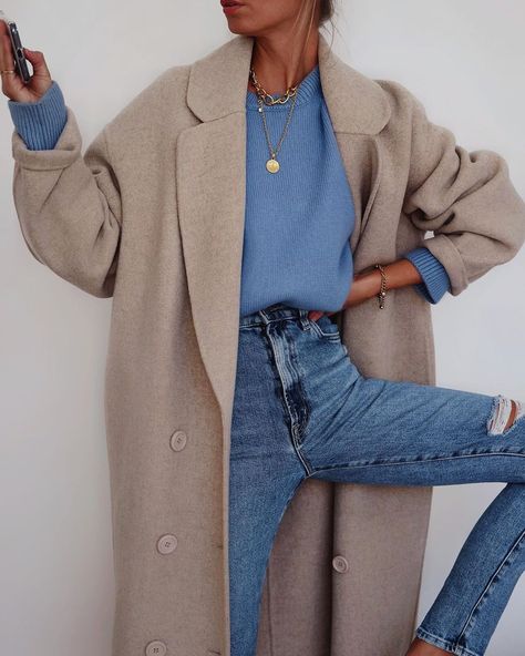 Casual-Cool Instagram Outfit — Andi Csinger in a beige coat, blue sweater, chain and coin pendant necklaces, and high-waisted jeans Bowling Outfit Date, Vinter Mode Outfits, Bowling Outfit, Winter Mode Outfits, Outfit Date, Mantel Beige, Denim On Denim, Pullover Outfit, Winter Stil