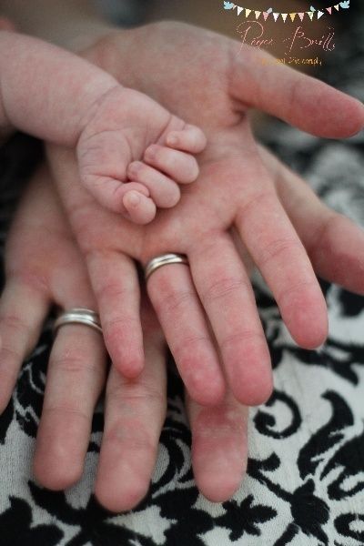 Something like this, but have the baby holding mom's finger and that's being held by dad's hand. Photo Bb, Families Hands, Foto Newborn, Baby Fotografie, Baby Poses, Newborn Poses, Foto Baby, Foto Tips, Newborn Shoot