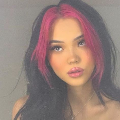 Two Pink Streaks In Hair, Grunge Haircolor, Undercolor Hair Ideas, Streak Hair, Dyed Bangs, Short Grunge Hair, Kadeřnické Trendy, Indie Hair, Fesyen Rambut