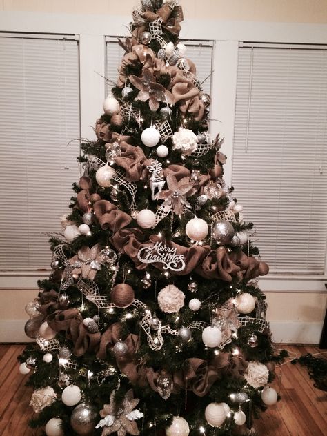 Christmas Tree Ideas With Burlap, Decorations For Black Christmas Tree, Simply Christmas Tree Decor, Beige And Brown Christmas Tree, Brown And Cream Christmas Decor, Christmas Tree Ideas Simple Elegant, Cream And Brown Christmas Tree, Christmas Tree With Brown Ornaments, Brown Theme Christmas Tree