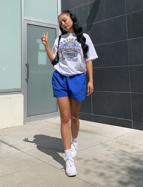 Streetwear Shorts Outfits Women, Womens Sweatshorts Outfit, Cargo Shorts Outfits Women Summer Street Styles, Streetwear Outfit Shorts, Streetwear With Shorts, Summer Street Wear Women, Track Shorts Outfit Street Styles, Summer Urban Outfits, Sweatshorts Shorts Outfit Women