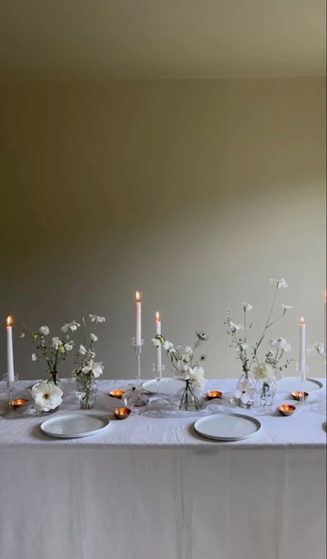 White Table Cloth Dinner Party, Clean Party Aesthetic, Dinner For Two Table Setting Romantic, Wedding Dinner Set Up, Simple Dinner Table Setting, Simple Dinner Party Table Decor, Romantic Dinner Party Decor, Simple Sweets Table, Simple Wedding Table Scape