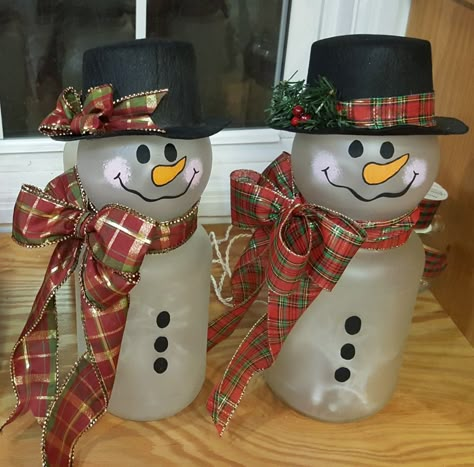 Pickle jar snowman Jar Snowman, Christmas Classroom Treats, Snowman Party, Snowman Crafts Diy, Fun Christmas Activities, Pickle Jar, Classroom Christmas, Classroom Treats, Snowman Christmas Decorations