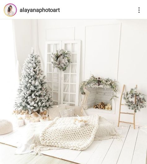 Christmas White Photoshoot, Studio Photography Christmas, Small Studio Christmas Decor, Minimalist Christmas Backdrop, Christmas Session Ideas, Xmas Studio Photo Ideas, Holiday Set Up Photography, Christmas Decor Photography Studio, Christmas Studio Mini Session