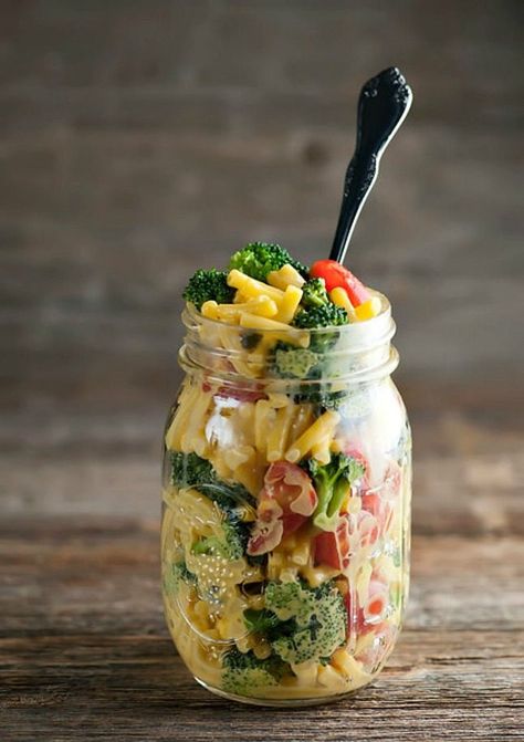 Easy Mason Jar Recipes for Summer | Brit + Co Mason Jar Lunch, Mason Jar Salad, Mason Jar Meals, Salad In A Jar, Meals In A Jar, Yummy Lunches, Diy Tips, Mason Jar Diy, Lunch Recipes