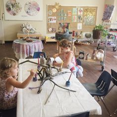 Have you ever wondered about the Reggio Approach to learning and how it works in the art studio? This is a great resource. Reggio Inspired Art, Reggio Emilia Art, Reggio Atelier, Reggio Emilia Classroom, Open Ended Art, Reggio Emilia Approach, Reggio Inspired Classrooms, Reggio Emilia Inspired, Reggio Classroom