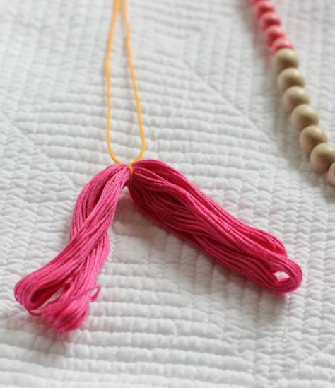 Make A Tassel, Diy Tassel Necklace, How To Make Tassels, Diy Jewelry Tutorials, Diy Tassel, Tassel Jewelry, Trendy Necklaces, Geometric Jewelry, Vintage Embroidery